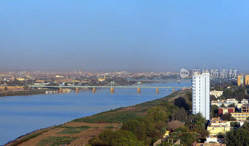 喀土穆市中心和北部天际线-青尼罗河滨水- El Mek Nimir桥，青尼罗河桥和武装部队桥，克拉图姆，苏丹